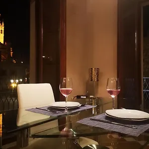 luxury-apartment-with-views-to-alcazar-cathedral-and-giralda.es-andalucia.com/
